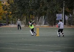 板球锦标赛焦点战：东海麒麟队读秒扳平北城旋风队，客场强势带走胜利。新人首发惊艳(2009年板球亚洲青少年板球锦标赛)