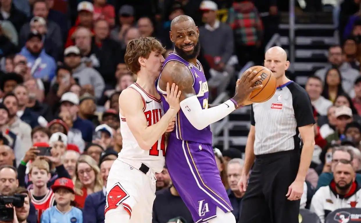 莱万多夫斯基回归赛场，挺进下一轮首场状态亮眼，湖人观众沸腾！的简单介绍